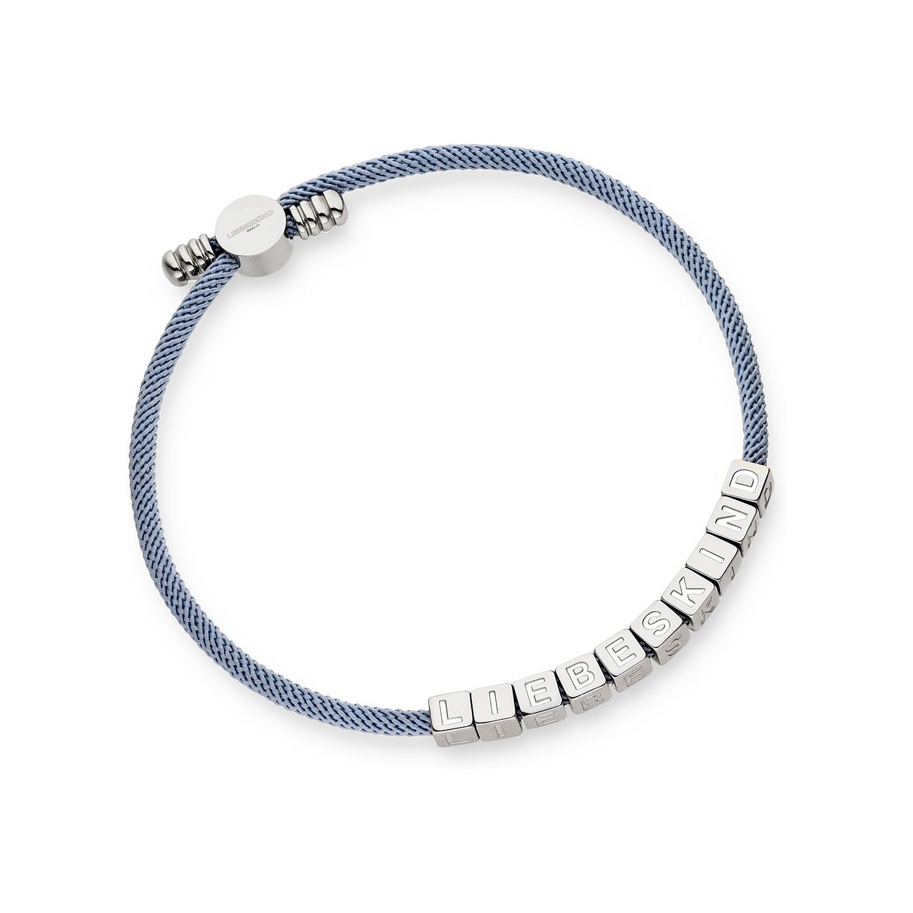 Armschmuck von Liebeskind aus Edelstahl: Helles, blaues Textilarmband mit LIEBESKIND-Schriftzug aus silbernen Würfeln.