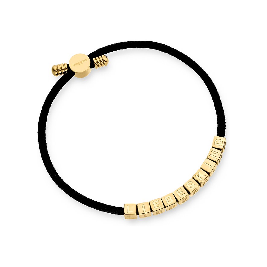 Armband von Liebeskind Berlin aus schwarzem Textilband mit goldenen Edelstahlperlen, die „LIEBESKIND“ bilden.