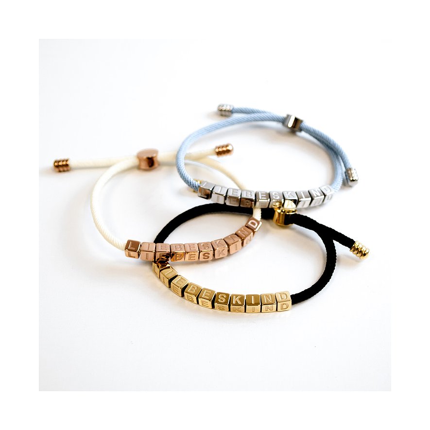 Drei Liebeskind Armschmuck aus Edelstahl auf weißem Hintergrund, mit 