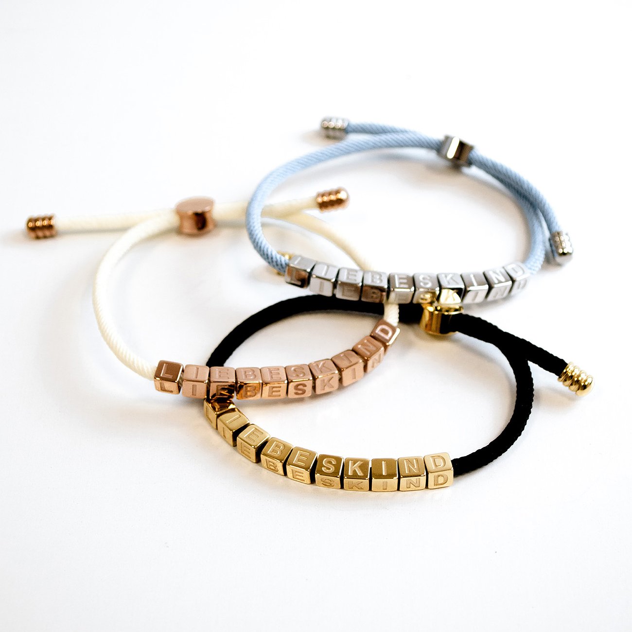 Drei Liebeskind Armschmuck aus Edelstahl auf weißem Hintergrund, mit 