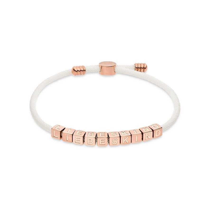 Ein weißes Liebeskind Armband aus Edelstahl mit roségoldfarbenen, quadratischen Buchstabenwürfeln, die „LIEBESKIND“ bilden.