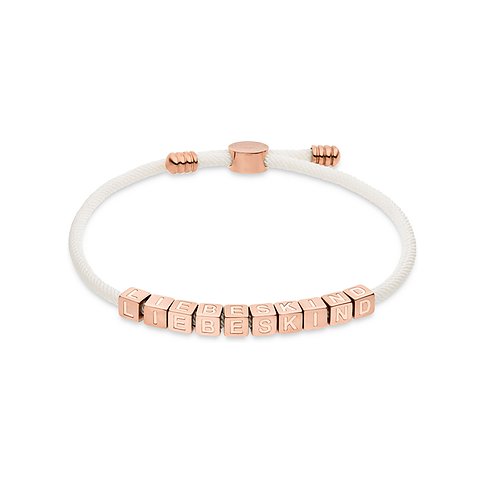 Et hvidt Liebeskind armbånd i rustfrit stål med rosaguldfarvede, kvadratiske bogstavterninger, der danner "LIEBESKIND".