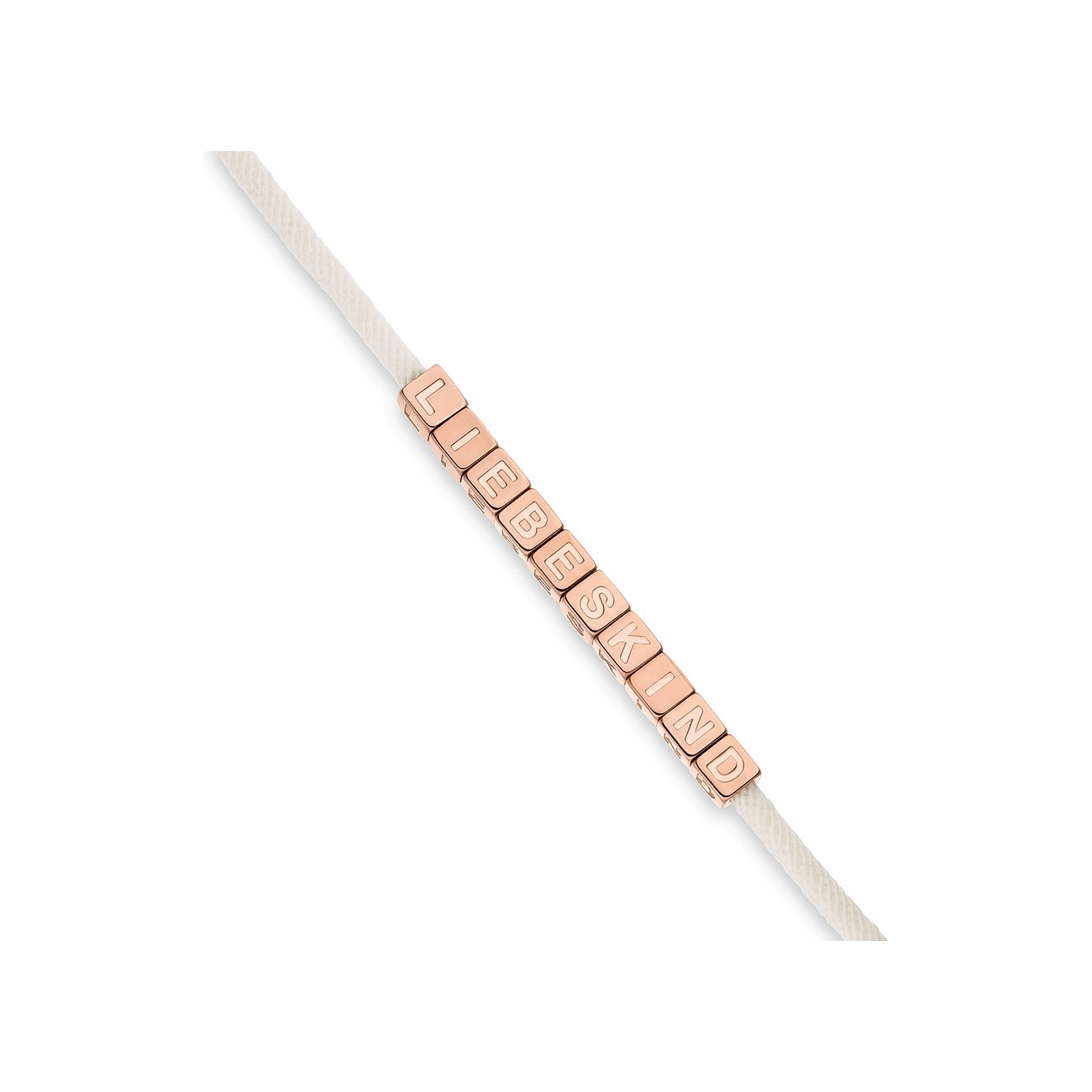 Nahaufnahme eines Liebeskind Armschmucks mit roségoldfarbenen Edelstahl-Würfeln, die auf einer weißen Schnur aufgereiht sind.