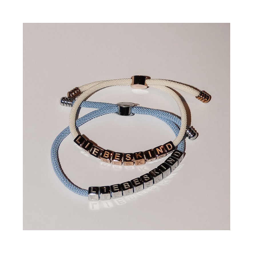 Zwei Liebeskind Edelstahl-Armbänder überkreuzt. Hellblau mit silbernen, creme-weiß mit roségoldenen Buchstaben.