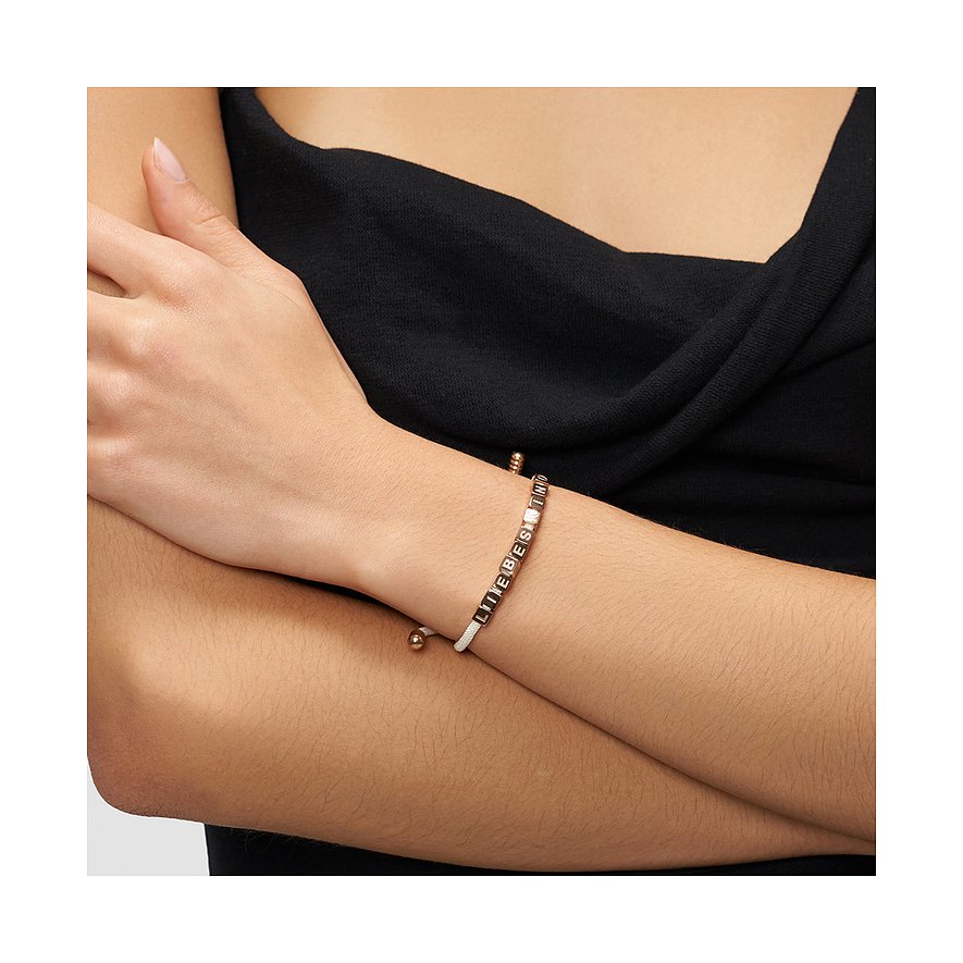 Liebeskind Armschmuck aus Edelstahl am Arm einer Person, mit 