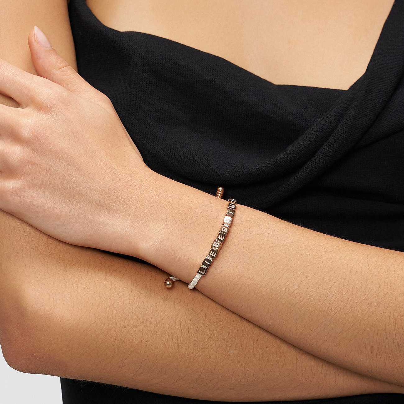 Liebeskind Armschmuck aus Edelstahl am Arm einer Person, mit 