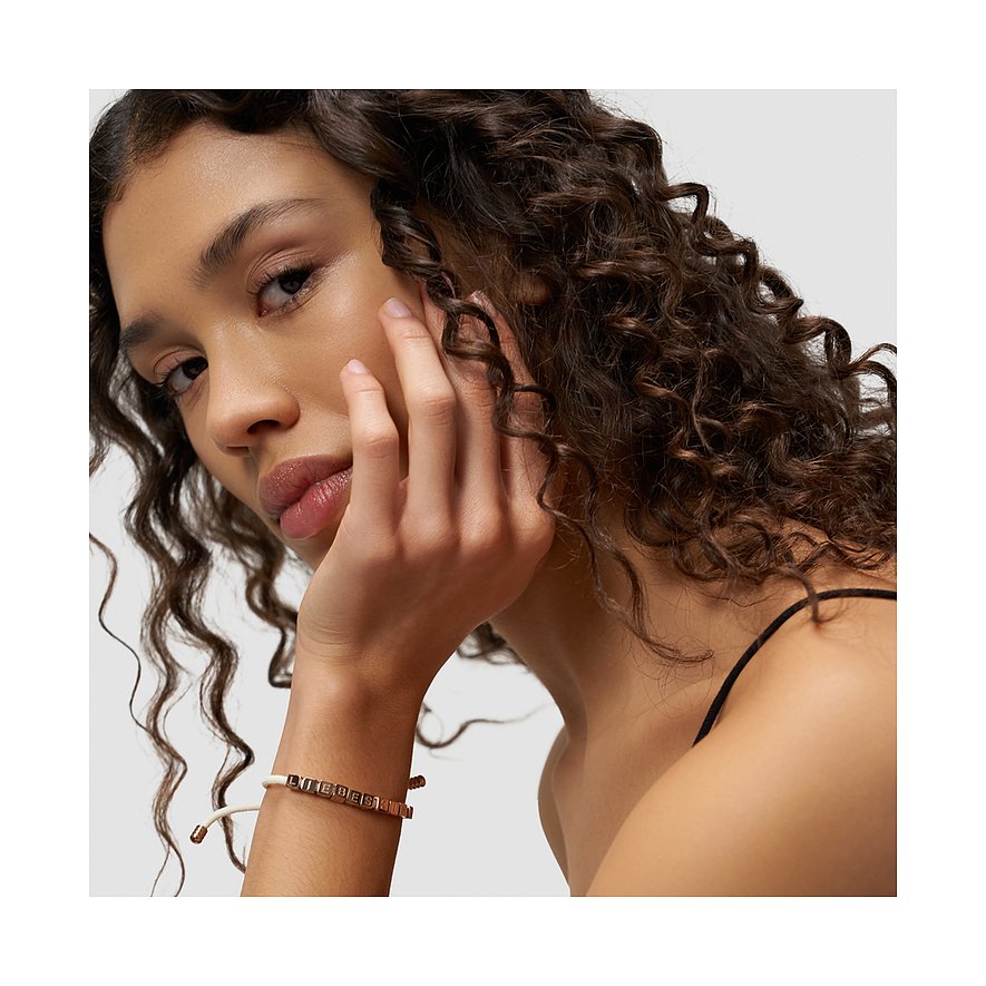 Ein Liebeskind Armband aus poliertem rosegoldfarbenem Edelstahl mit dem Schriftzug 