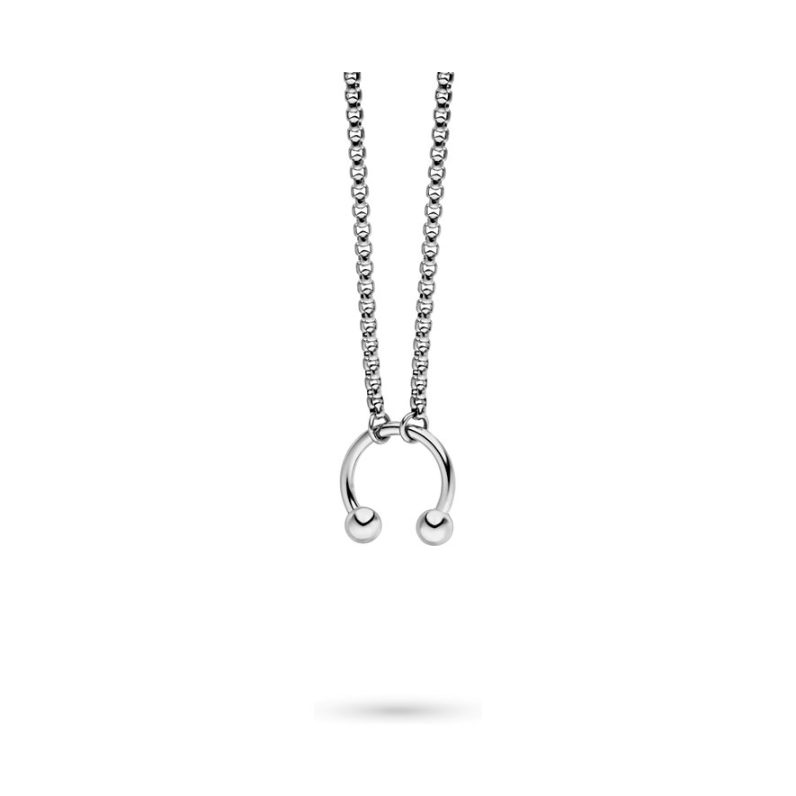 Nahaufnahme einer Liebeskind Halskette aus Edelstahl mit einem hufeisenförmigen Anhänger, der zwei kleine Kugeln besitzt.