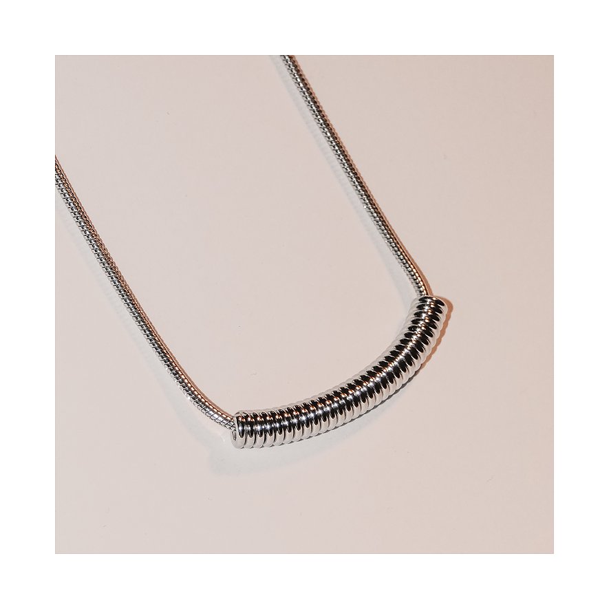 Liebeskind roestvrijstalen halsketting met een gebogen, geribbeld hangertje aan een slangenketting.