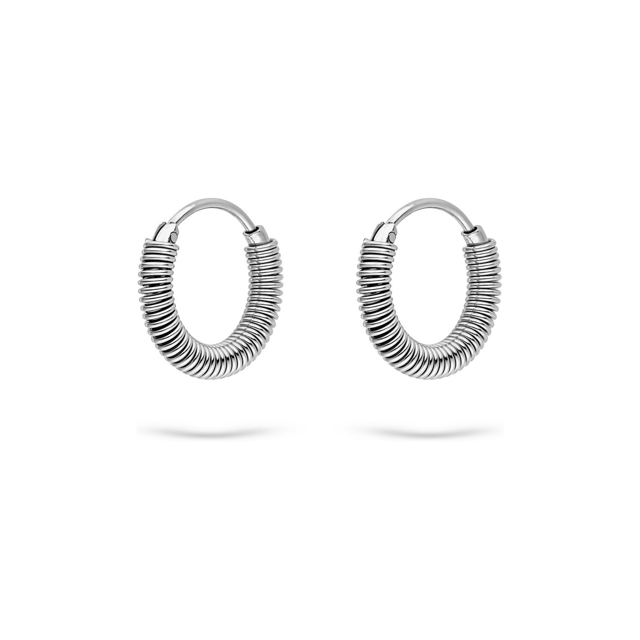 Liebeskind Ohrschmuck aus Edelstahl, der aus zwei silberfarbenen, spiralförmigen Creolen besteht.