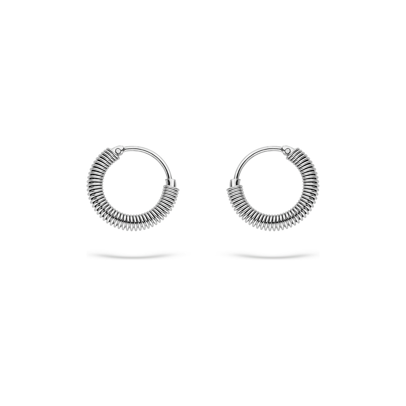 Liebeskind Ohrschmuck aus Edelstahl, silberfarben, mit drahtumwickeltem Design an der Unterseite.