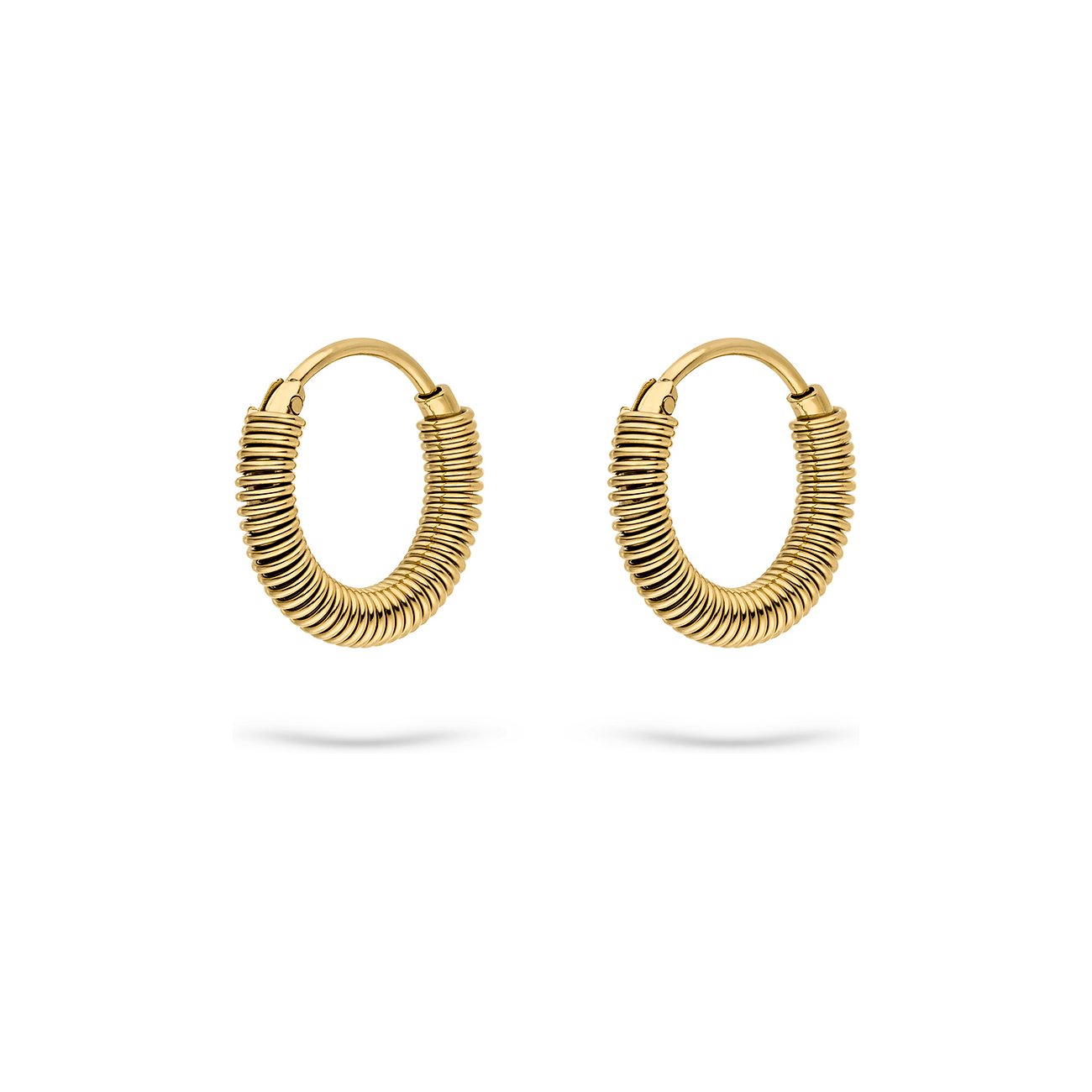 Deux boucles d'oreilles Liebeskind en acier inoxydable doré, en forme d'anneaux et ornées de fines rainures.