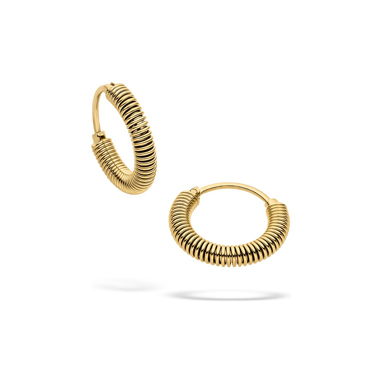 Deux boucles d'oreilles Liebeskind dorées en acier inoxydable, enroulées en spirale de bagues, flottant sur fond blanc.