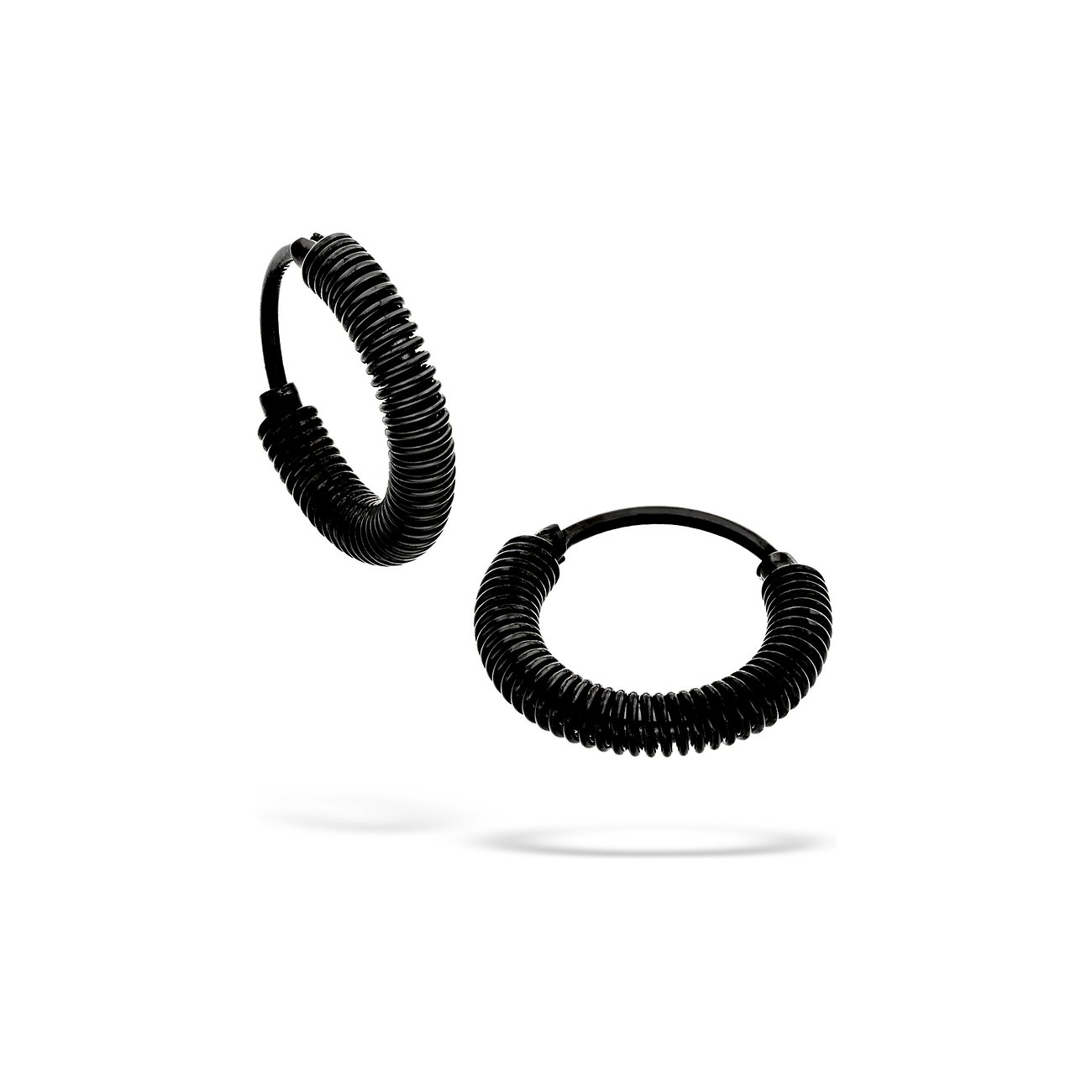 Deux boucles d'oreilles Liebeskind noires en acier inoxydable, composées de nombreux petits anneaux, sur fond blanc.