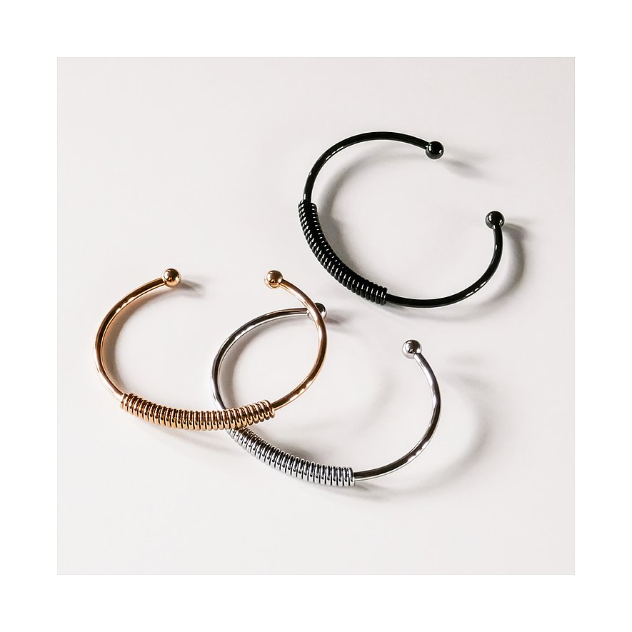 Drie Liebeskind roestvrijstalen armbanden in goud, zilver en zwart, met draadwikkelingen in het midden.