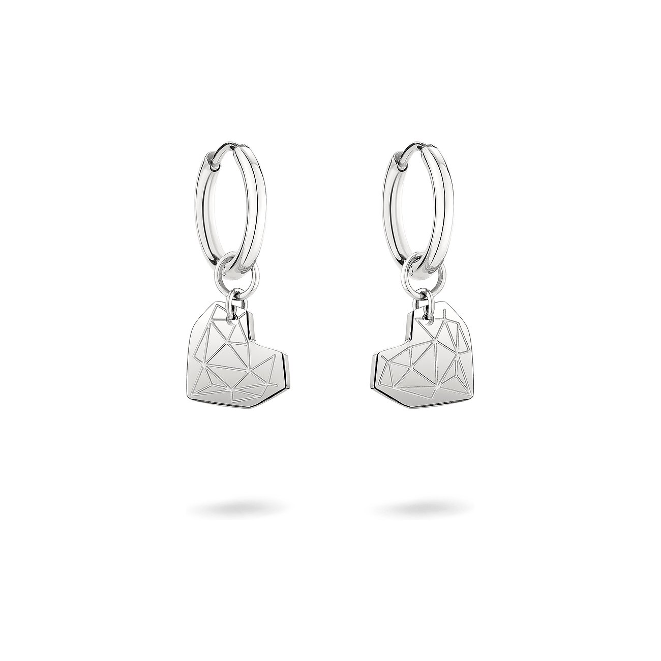 Liebeskind Ohrschmuck aus Edelstahl mit herzförmigen Anhängern, die ein geometrisches Muster zeigen.