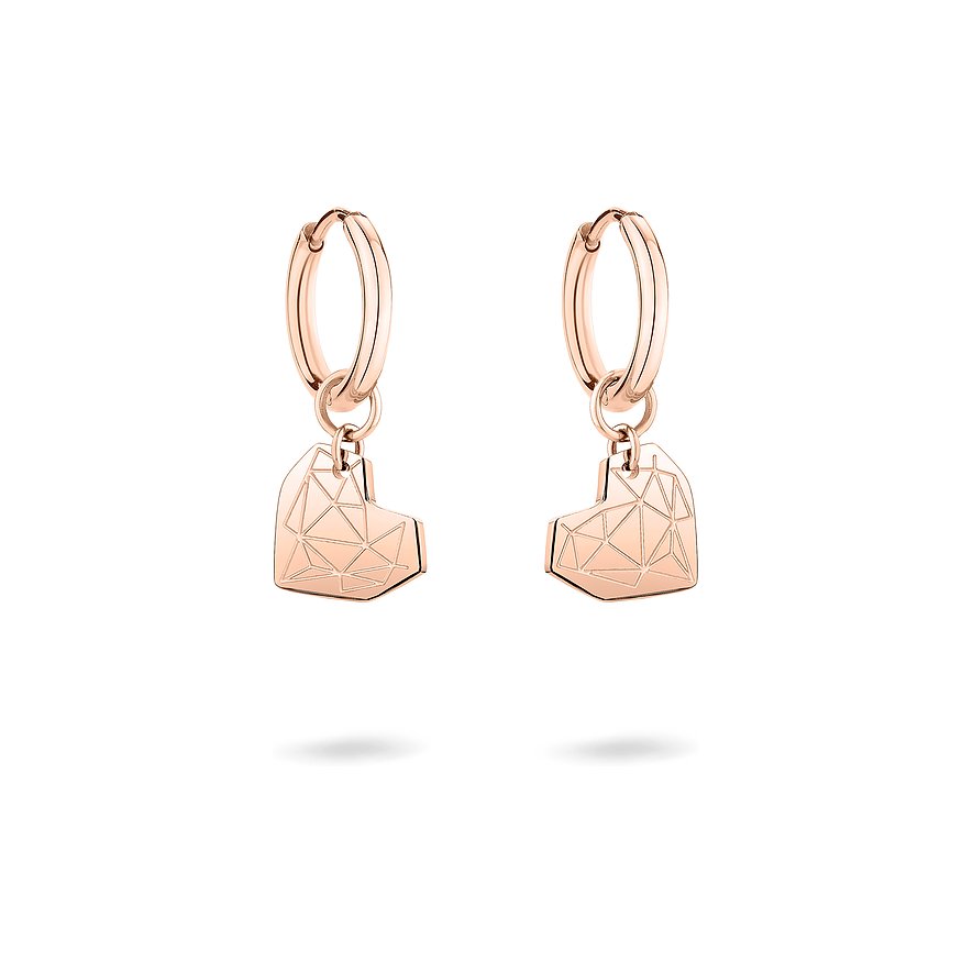 Liebeskind Ohrschmuck aus roséfarbenem Edelstahl. Zwei Creolen mit herzförmigen Anhängern und geometrischem Muster.
