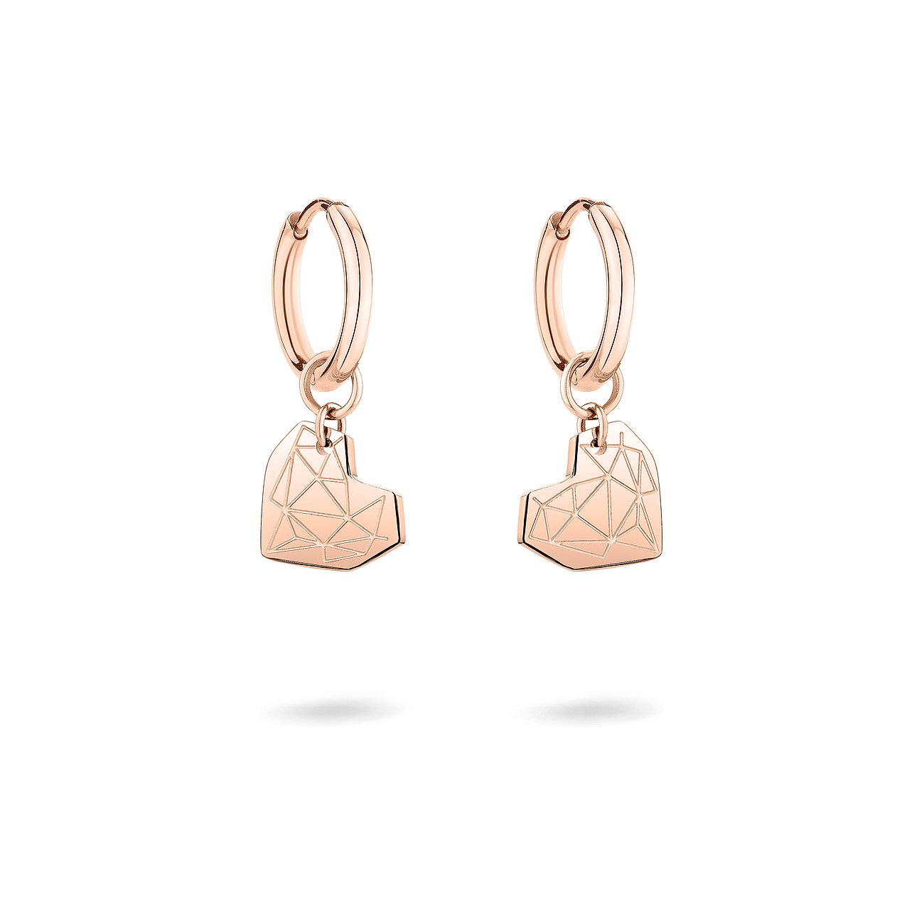 Liebeskind Ohrschmuck aus roséfarbenem Edelstahl. Zwei Creolen mit herzförmigen Anhängern und geometrischem Muster.