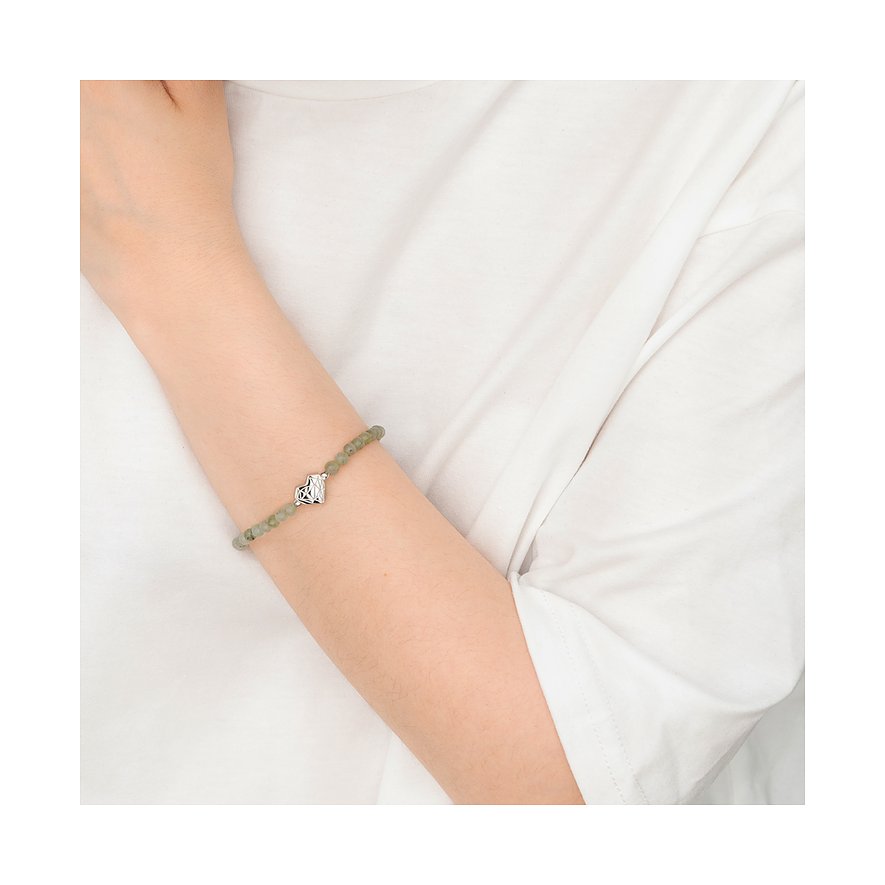 Am Arm getragenes Liebeskind Armband aus Edelstahl mit grünen Schmucksteinen und einem herzförmigen Anhänger.