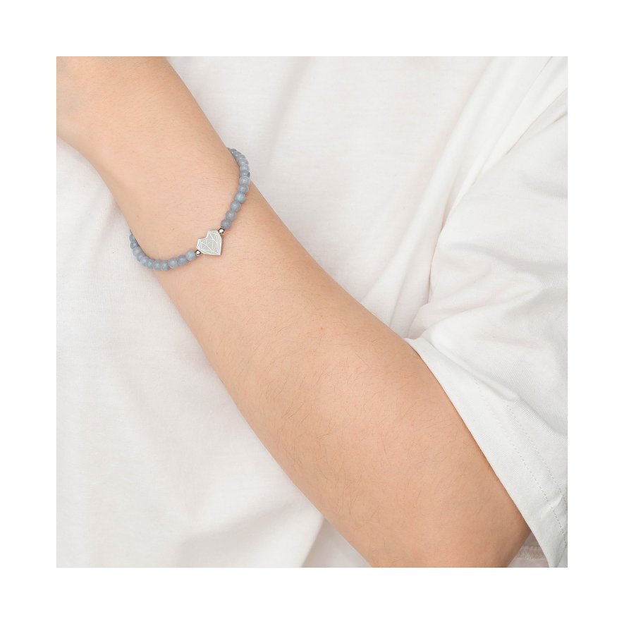Liebeskind Armschmuck aus Edelstahl am Arm einer Person. Blaugraue Perlen und ein Herz-Anhänger.