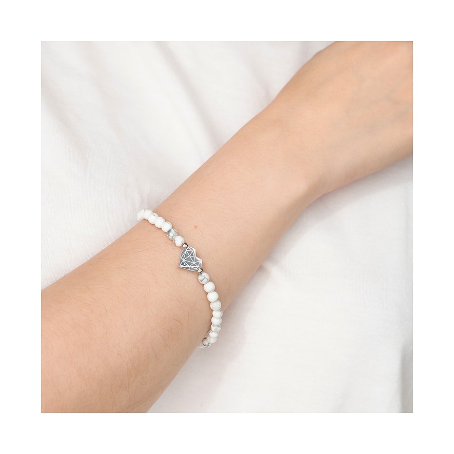 Ein weißes Perlenarmband der Marke Liebeskind mit einem herzförmigen Edelstahl-Anhänger wird an einem Arm getragen.