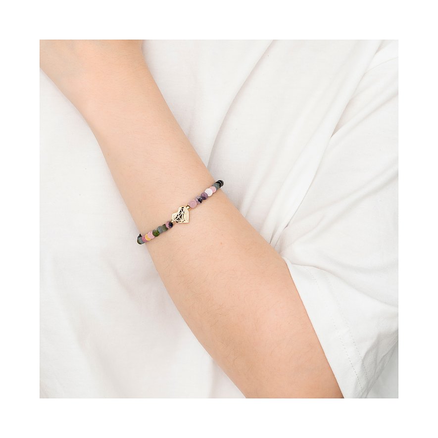 Liebeskind Armband aus Edelstahl mit bunten Perlen und goldfarbenem Logo-Anh nger an einem Arm.