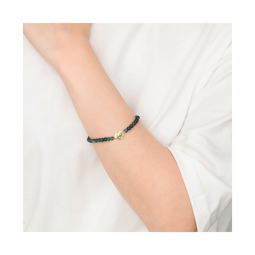 Am Arm getragenes Liebeskind Armband aus Edelstahl mit dunkelgrünen Perlen und einem goldenen Herz-Anhänger.