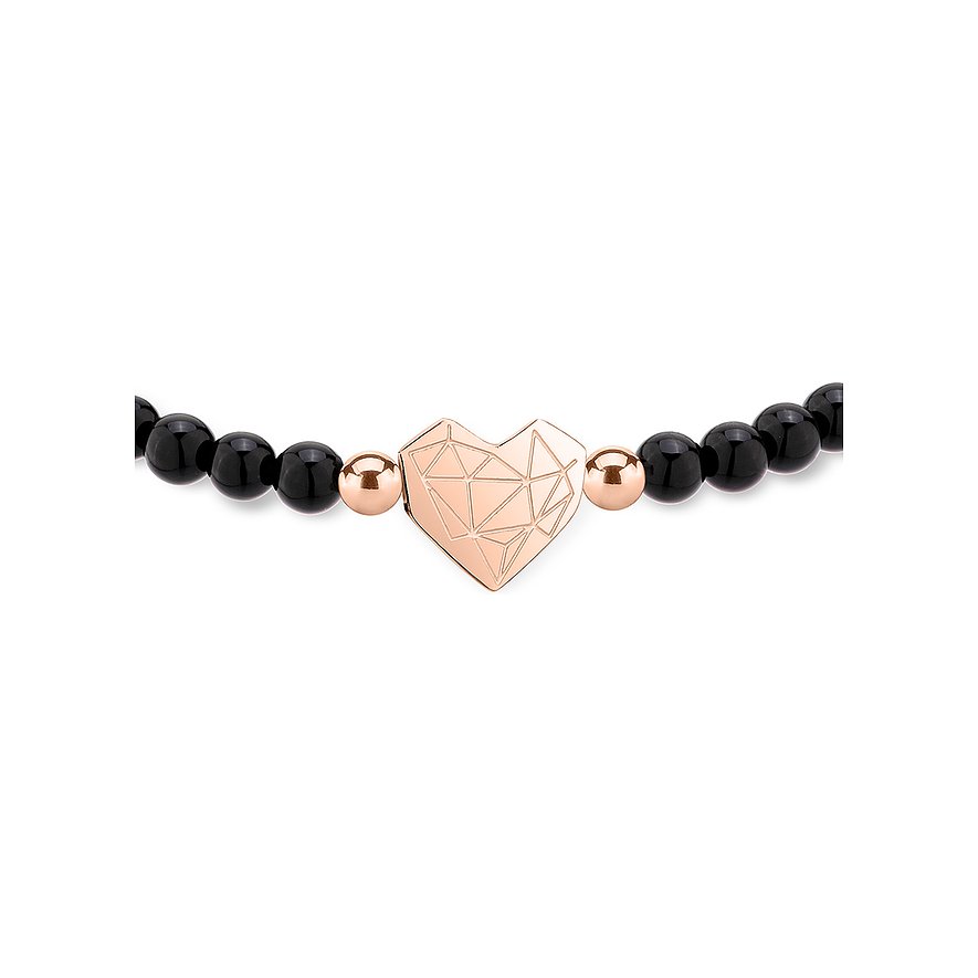 Nahaufnahme des Liebeskind Armschmucks aus Edelstahl mit schwarzen Perlen und roségoldfarbenen Kugeln. Roségoldenes Herzobjekt mit eingravierten Linien im Mittelpunkt.
