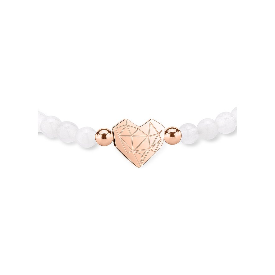 Nahaufnahme eines Liebeskind Armschmucks aus Edelstahl in Roségold mit einem facettierten Herz und weißen Perlen.