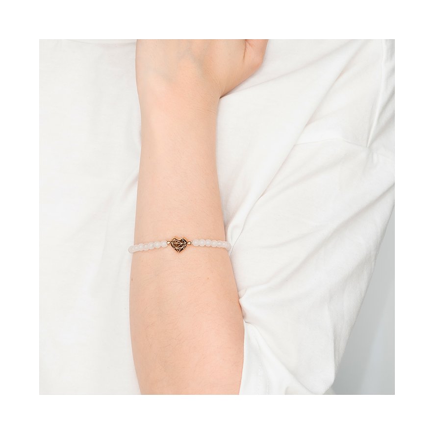 Liebeskind Armschmuck am Arm: zartes Perlenarmband mit herzförmigem Edelstahl-Detail in der Mitte.