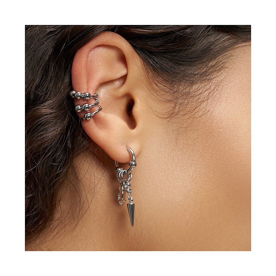 Liebeskind smykkesæt i rustfrit stål på en kvindes øre: Ear cuff og ørering med vedhæng.
