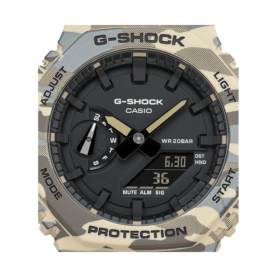 Nahaufnahme der G-Shock Herrenuhr aus Resin in schwarzer und beigefarbener Camouflage-Optik mit digitaler und analoger Anzeige.