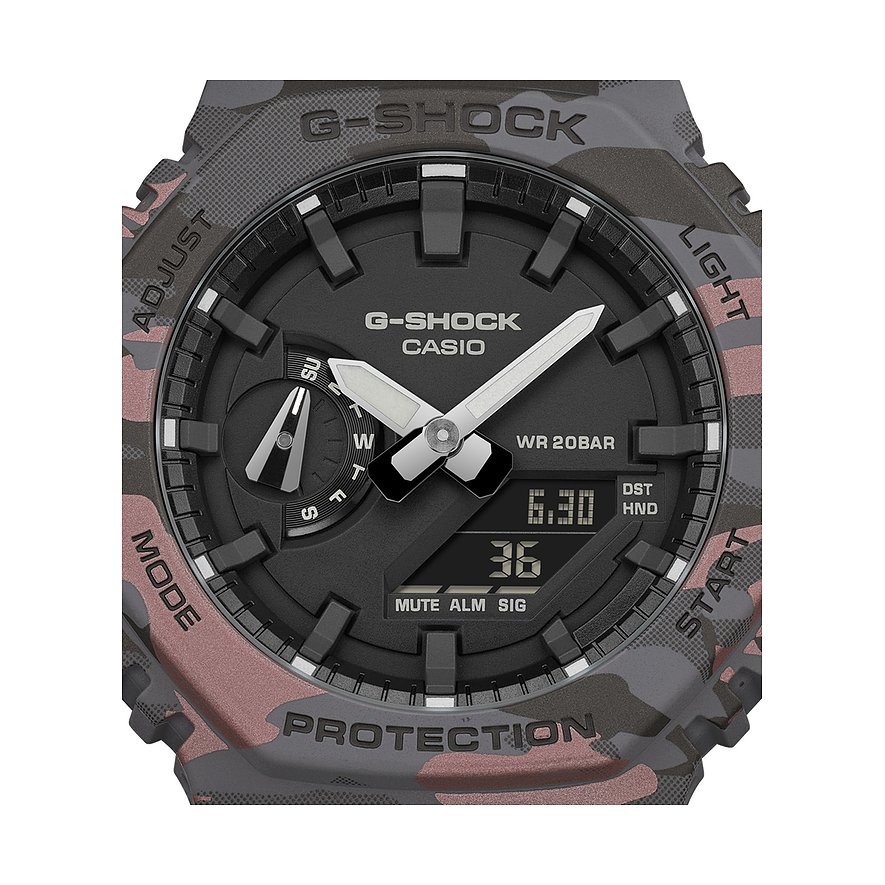 Nahaufnahme einer G-Shock Herrenuhr aus Resin in Tarnoptik mit digitaler und analoger Anzeige.