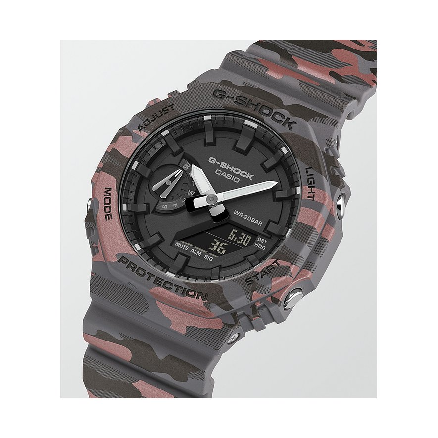 Nahaufnahme einer G-Shock Herrenuhr aus Resin in Tarnfarben mit Analoguhr und Digitalanzeige.