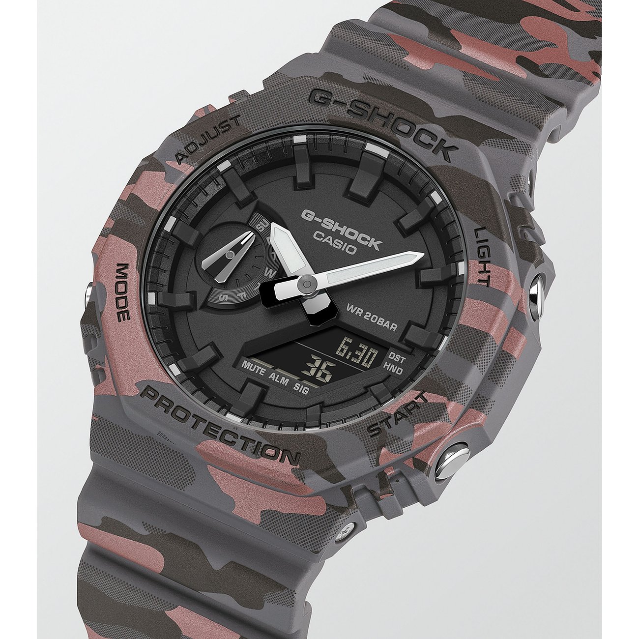 Nahaufnahme einer G-Shock Herrenuhr aus Resin in Tarnfarben mit Analoguhr und Digitalanzeige.