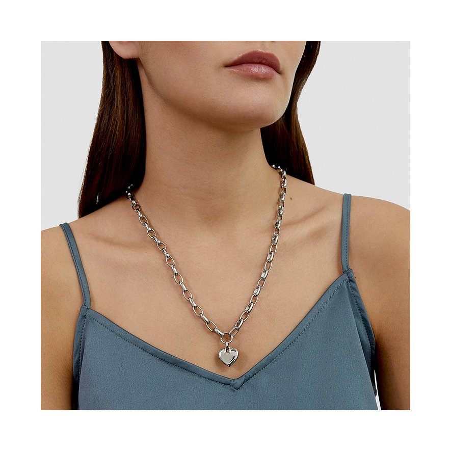 s.Oliver halsband i rostfritt stål med ett glänsande hjärtformat hänge, buret av en modell.