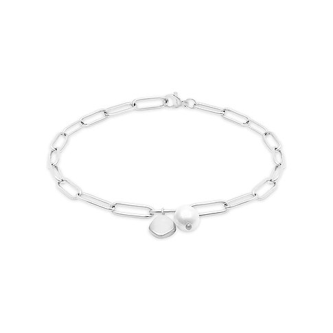 Das s.Oliver Armband aus glänzendem Edelstahl zeigt eine Gliederkette mit einem Anhänger und einer runden Perle.