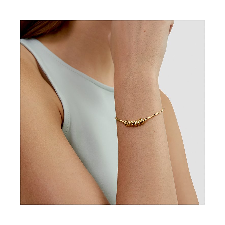 Am Arm einer Person ist ein goldfarbenes s.Oliver Armband aus Edelstahl mit ineinander verschlungenen Ringen zu sehen.