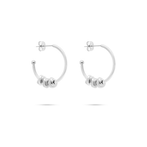Ein Paar s.Oliver Creolen aus Edelstahl mit kleineren, frei beweglichen Ringen auf der Unterseite der Ohrringe.