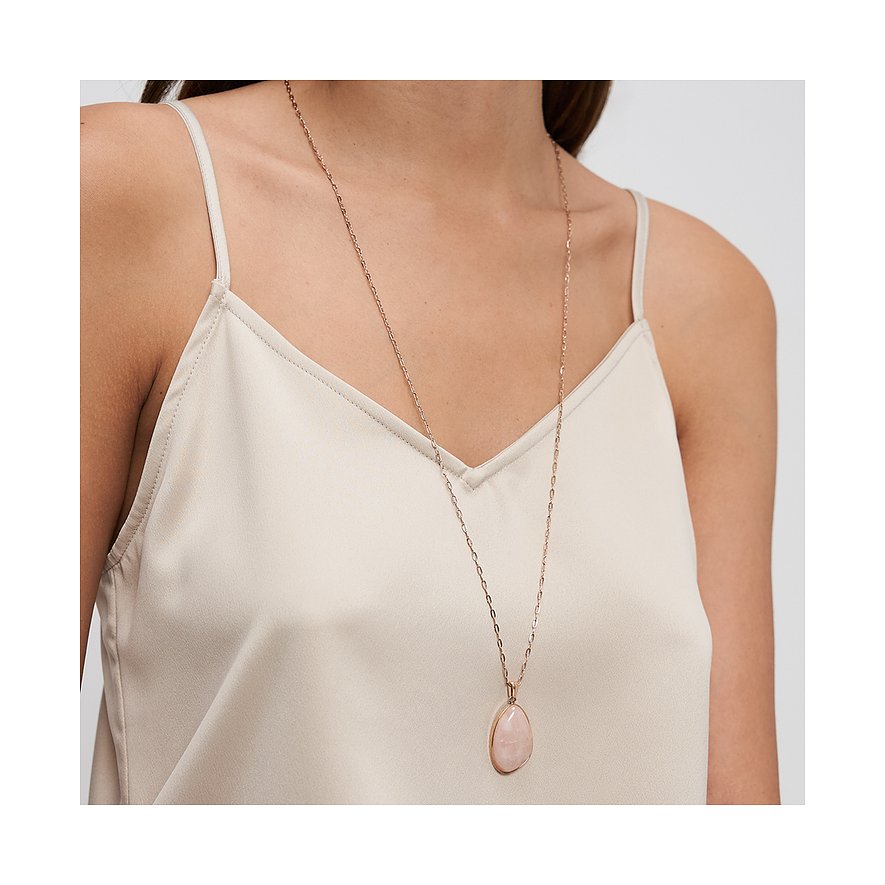 s.Oliver halskæde i rustfrit stål med oval rosenkvartsfarvet sten, på model, nærbillede.