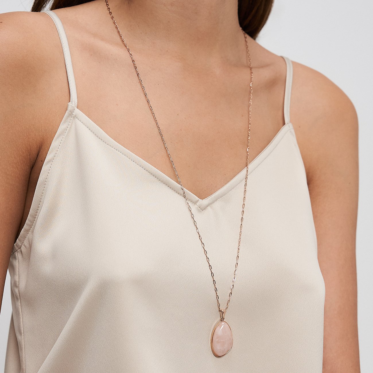 s.Oliver halskæde i rustfrit stål med oval rosenkvartsfarvet sten, på model, nærbillede.