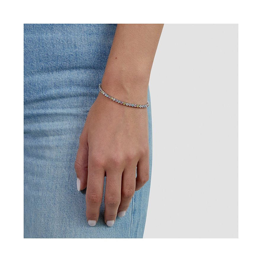 Bracelet s.Oliver en acier inoxydable avec pierres de zircone colorées, porté au poignet d'un modèle.