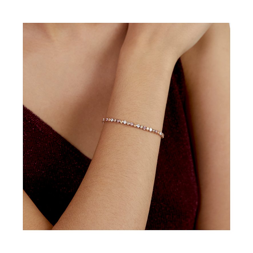 s.Oliver Armschmuck aus rosévergoldetem Edelstahl mit einer Reihe bunter Zirkonia-Farbsteine am Handgelenk getragen.