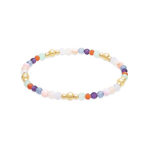 Ein s.Oliver Armband aus Edelstahl und farbigen facettierten Farbsteinen hat ein Design mit kleinen goldenen Kügelchen.
