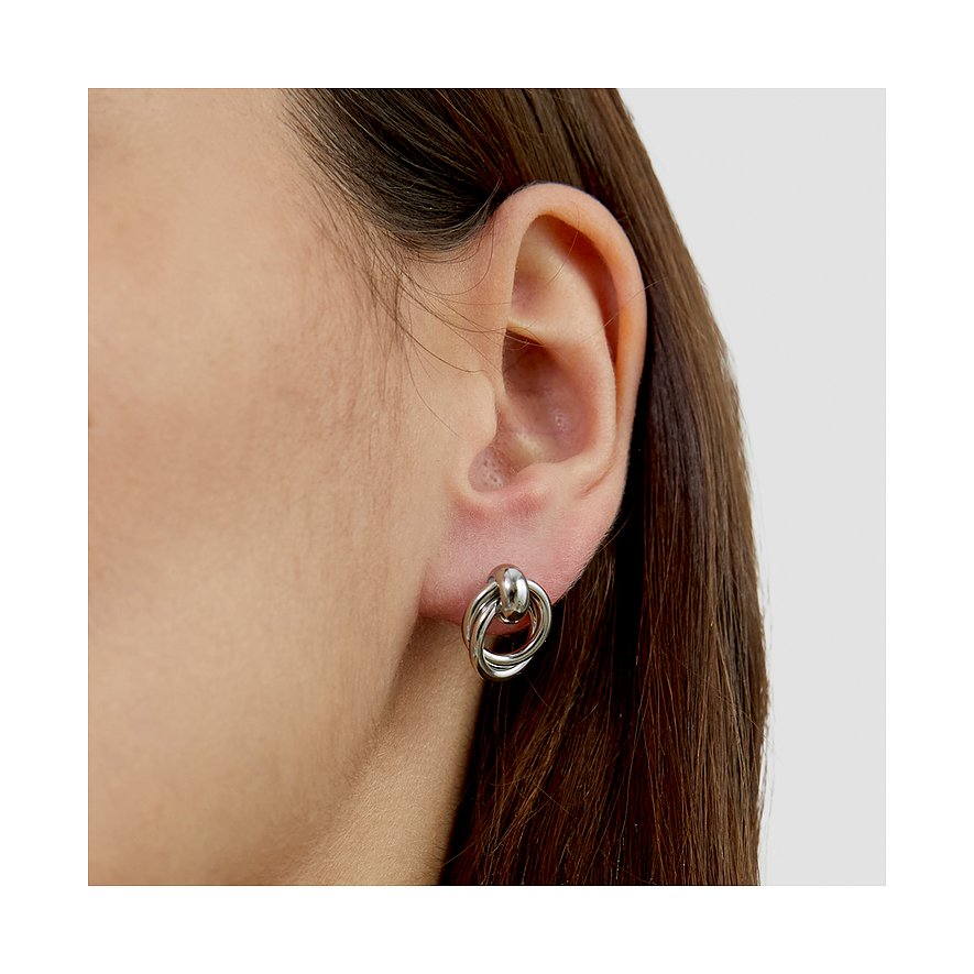 Ein s.Oliver Ohrschmuck aus Edelstahl, der drei ineinander verschlungene silberne Ringe am Ohrläppchen zeigt.