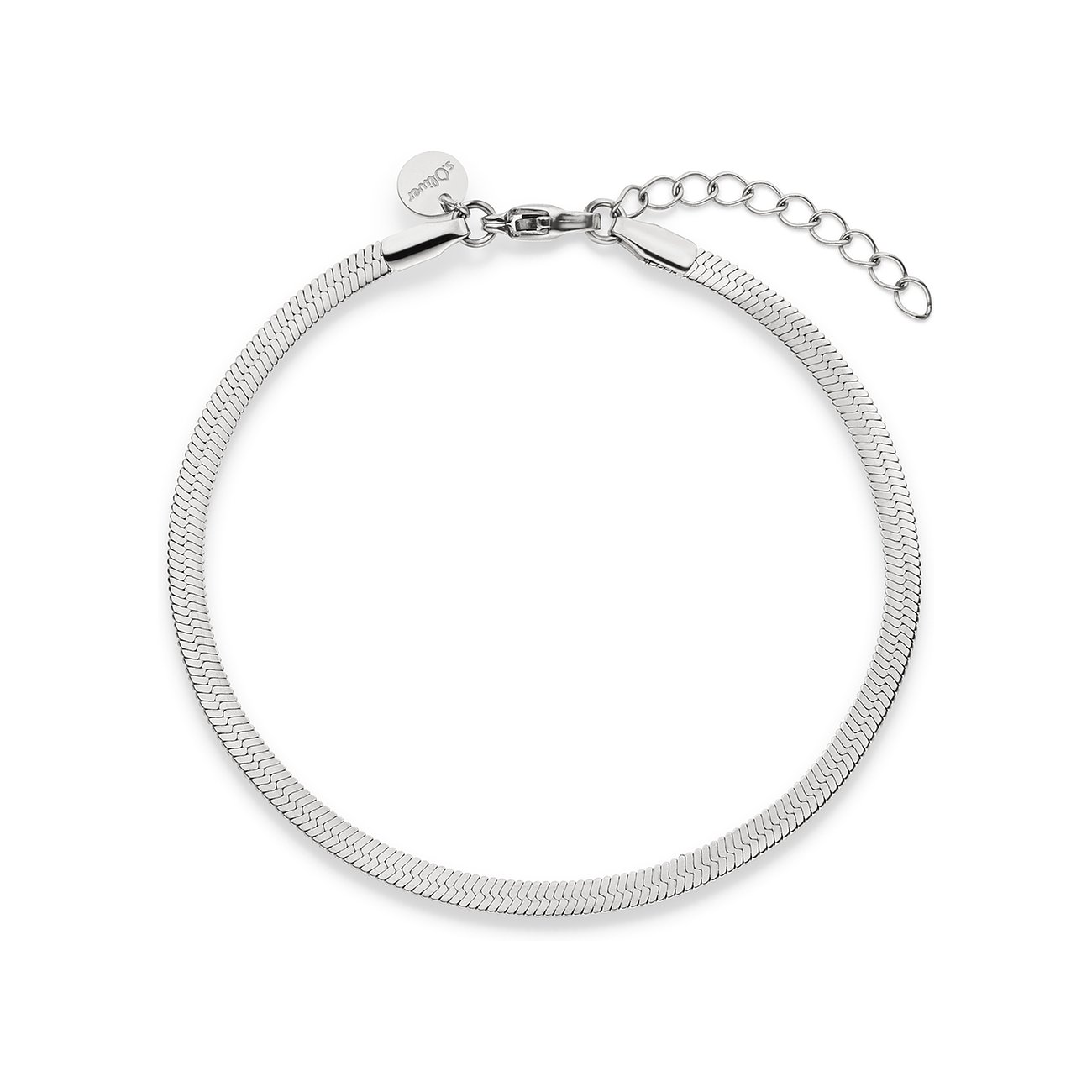 s.Oliver Armschmuck aus Edelstahl, ein flaches Schlangenketten-Armband in Silber auf weißem Hintergrund.