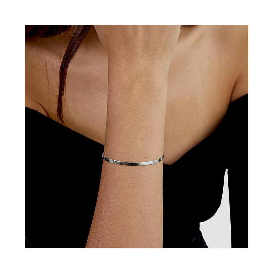 s.Oliver Armband aus glänzendem Edelstahl, in Form einer flachen Schlangenkette, am Handgelenk getragen.