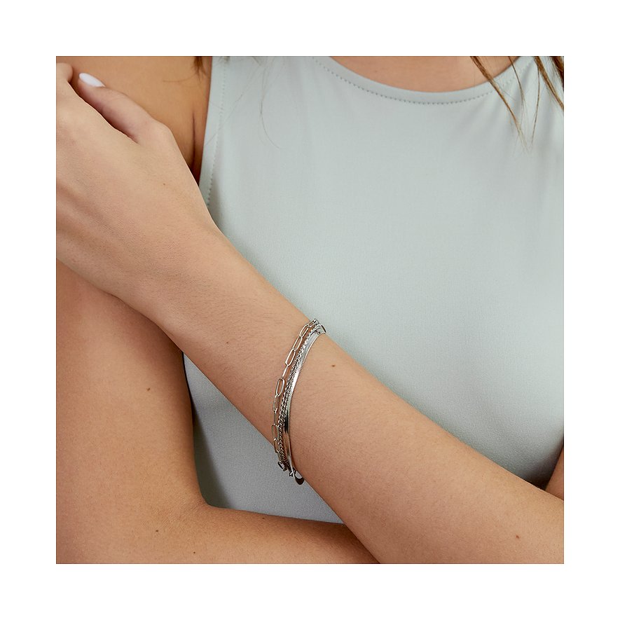 Am Arm einer Person ist ein s.Oliver Armschmuck aus Edelstahl zu sehen, der aus drei Schichten mit verschiedenen Kettenmustern besteht.