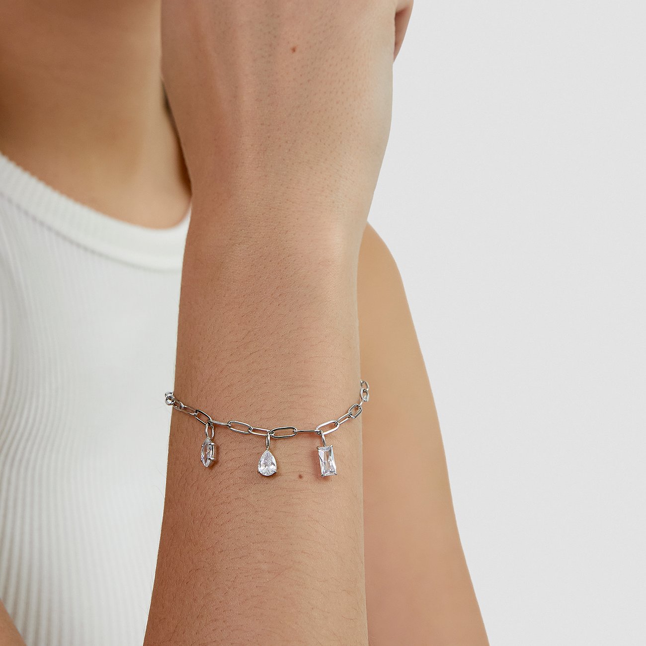 s.Oliver Armband aus Edelstahl mit drei tropfen-, smaragd- und kissenförmigen Zirkonia-Farbsteinen.