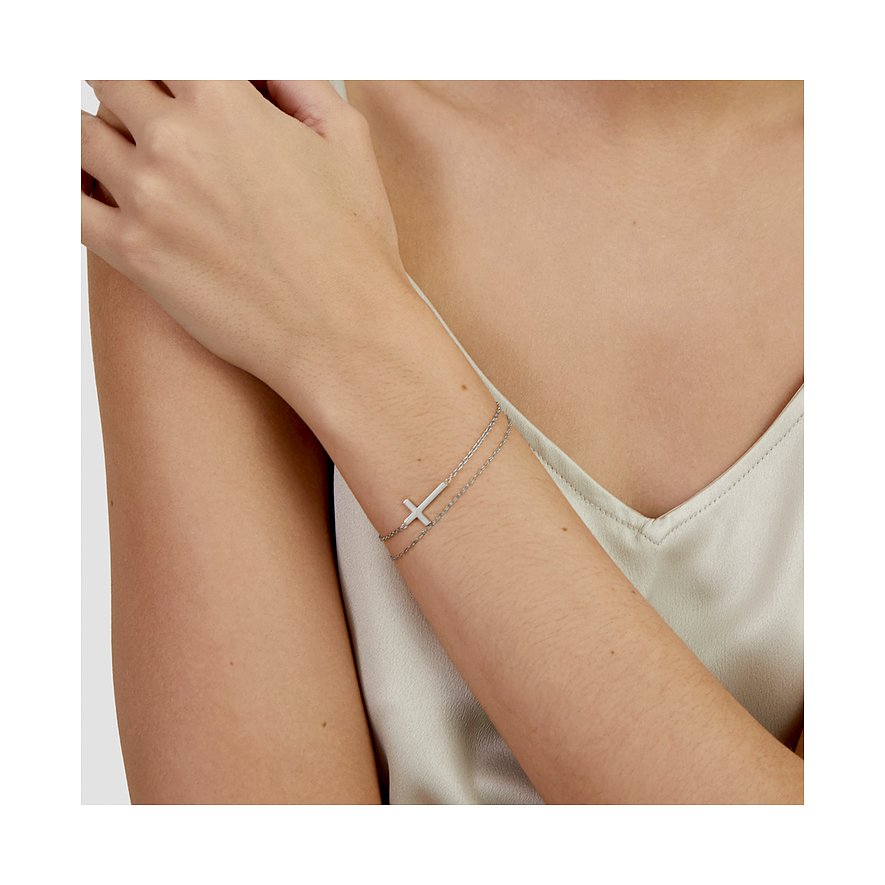 Am Handgelenk einer Frau getragenes s.Oliver Armband aus Edelstahl mit einem schlichten, seitlich platzierten Kreuz.